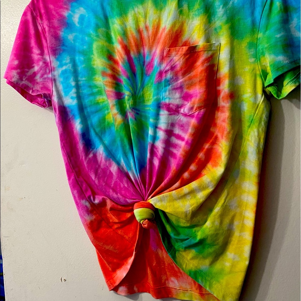 Tie dye tied pocket tee